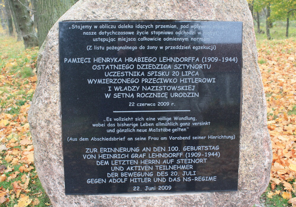 A stone with a commemorative plaque in Sztynort