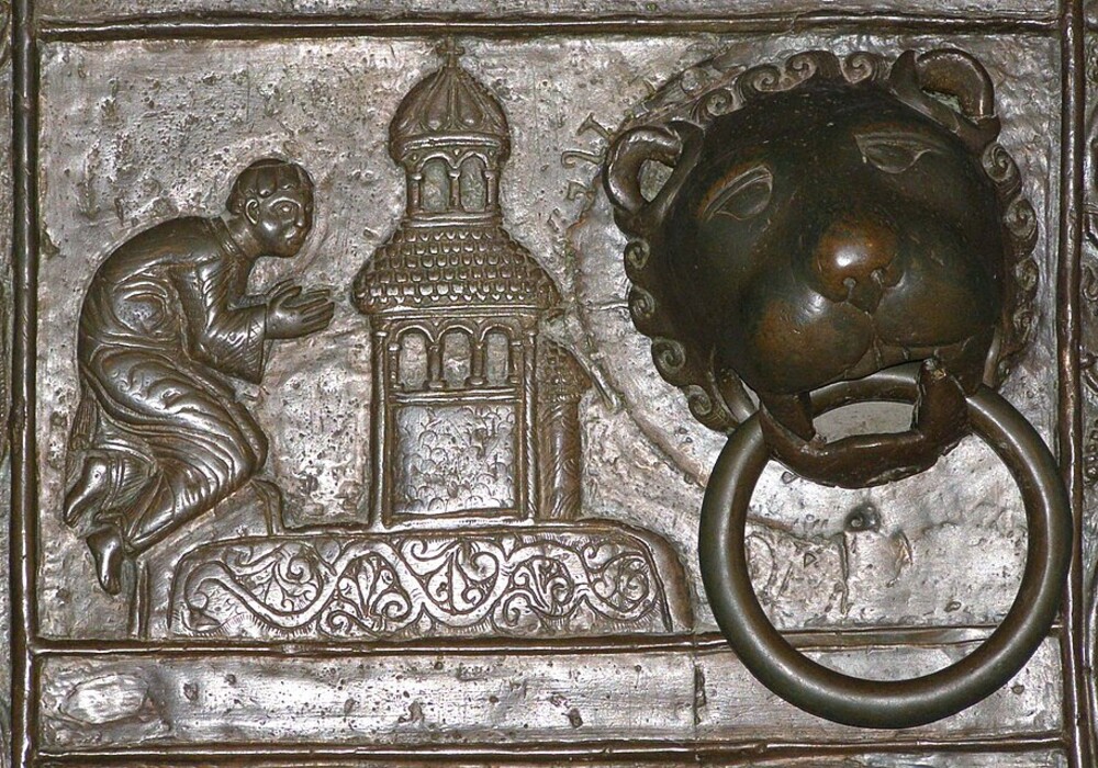 A scene from the life of St Adalbert. The Romanesque door at the Primate’s Cathedral in Gniezno, Poland’s first capital. 